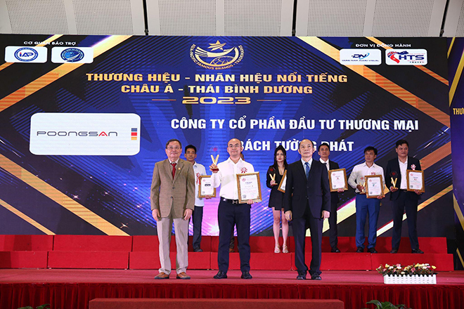 Đại diện Poongsan vinh dự nhận giải thưởng tại lễ trao giải